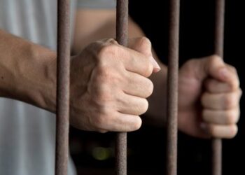 Arrestohet shqiptari që qëlloi me breshëri plumbash tre të rinj në Greqi