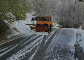 VIDEO/ Borë në prill, në Dardhë të Korçës u desh ndërhyrja e borëpastrueseve