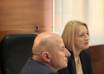 Ministrja Denaj “zbut” blegtorët dhe përpunuesit e qumështit