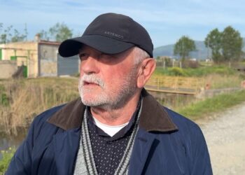 Tragjedia/ “Nga shtëpia po shkonin tek toka të punonin”, dëshmitari: Djali hyri në llucë t’i shpëtonte, preku këmbën e njërit, zetori i kishte zënë përmbys