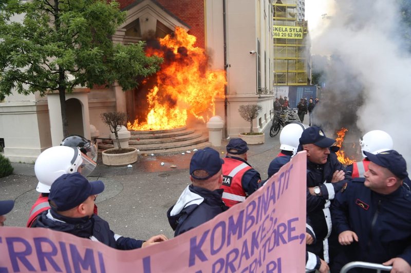 Protesta e opozitës para Bashkisë: Ja rrugët që do bllokohen nesër! Policia thirrje tubuesve të mos kryejnë akte dhune