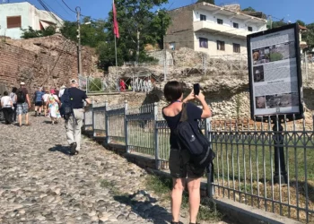 Guidat/ Durrësit i mungojnë udhërrëfyesit turistikë
