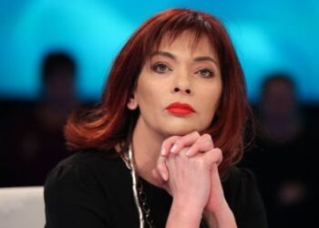 FOTO/ Ema Andrea ‘thumbon’ Ilnisën për seksin me Meritonin, vëllai i saj i kundërpërgjigjet: Aktorët ta lexojnë mirë Kodin Penal