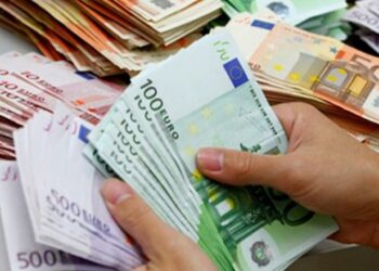Shqiptari kapet me 65 mijë euro në makinë, i kishte fituar në baste online
