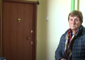 Nëna denoncon vajzën: Më nxori nga shtëpia dhe më la rrugëve! Noteri nuk verifikoi një deklaratë…