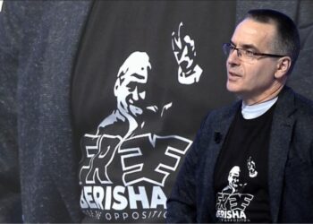 Analisti del në studio me bluzën “Free Berisha”, Baton Haxhiu ia thotë troç: Ju e doni në burg!
