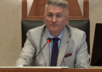 Ia ‘pason’ Nikolla/ Për herë të parë, Agron Gjekmarkaj drejton seancën plenare në Kuvend