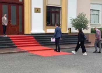 Ambasadori i BE në Shqipëri, shfaqet në Kuvend: Ndjek nga afër seancën parlamentare