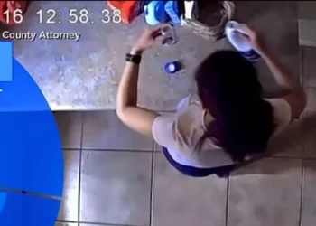 VIDEO/ Gruaja i hedh zbardhues rrobash në kafe burrit, si e zbuloi punonjësi i Forcave të Armatosura, donte t’i merrte sigurimin e jetës