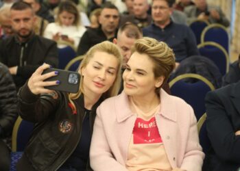 FOTO/ Nga mbërritja e Metës me dy gishta, te ‘selfie’ e përzemërta mes Elona Gurit dhe Kryemadhit në mbledhjen e PL