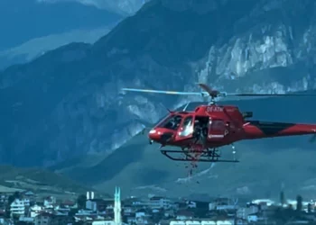 VIDEO/ Një helikopter mbi shtëpinë e Vëllait të Madh, hidhen karafila nga qielli! Romeo shpërthen në lot si çdo ditë