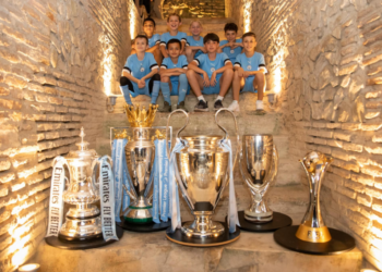 Mbërrijnë trofetë e Manchester City! Rama: Ftoj admiruesit e futbollit t’i shohin te Kryeministria