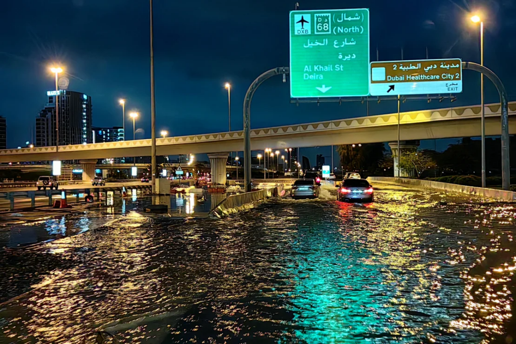 Aeroporti “zhytet” në ujë, pamjet nga Dubai po bëjnë xhiron e botës