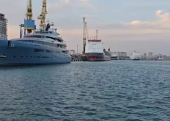 Superjahti i miliarderit britanik Joe Lewis mbërrin në Portin e Durrësit, presidenti i klubit anglez “Tottenham Hotspur” pritet të takohet me Ramën