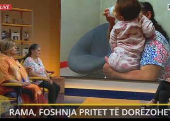 Patos/ I lënë foshnjen 11 muajshe në derë, Vjollca: Kishte shenja dhune, s’e di a është nipi im! Nëna e droguar! Policia më tha rrite ti