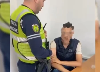 Emri/ Nën efektin e kokainës dhe pa patentë! 19-vjeçari kryen manovra të rrezikshme me mjet pranë një shkolle, arrestohet nga policia