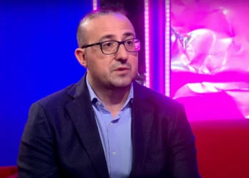 “Flija në stacionin e trenit”/ Sfidat e jetesës në Itali, deputeti Saimir Korreshi: Kam pasur vështirësi…!