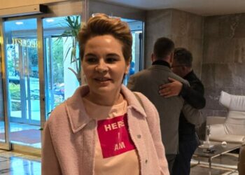 “Ja ku jam”/ Mbledhja e Komitetit Drejtues të PL, Kryemadhi mbërrin në takim, mesazhi që mban mbi bluzë