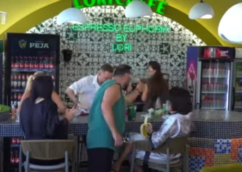 VIDEO/ “Çfarë bën o kafshë?!”, Liami përplas filxhanët e u derdh kafet banorëve: Turp të keni, kam 3 orë që ju dëgjoj duke …!