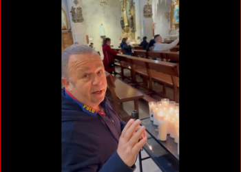 VIDEO/ Biznesmeni Gjergj Luca ndez një qiri në kishë për Monika Kryemadhin: Tani mos e rruaj më