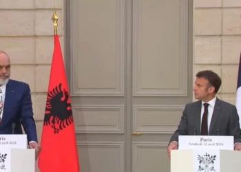 “Të impresionuar nga reformat që keni ndërmarrë”/ Macron-Ramës: Franca e angazhuar për integrimin e Shqipërisë në BE