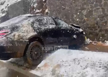 Makina rrëshket nga bora në Rrugën e Kombit, shpëtojnë anëtarët e familjes