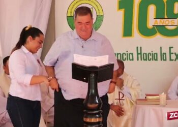 VIDEO/ Epike! Kryebashkiakut i bien pantallonat në mes të një fjalimi të zjarrtë
