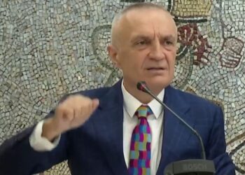 ‘Burrë e grua, grua e burrë’ Meta nxehet me Kryemadhin: Mos bëj viktimën! Përplas tavolinën disa herë, flet dhe për Klajda Gjoshën