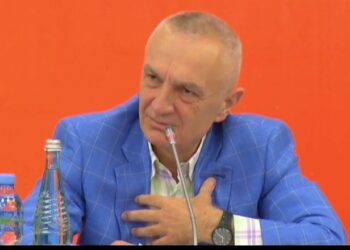 “E kanë mendjen te çantat dhe vathët e shtrenjtë, e tek takat e larta”, Meta: Gratë në PL do shpërthejnë, iu janë vendosur shumë strekëmbësha