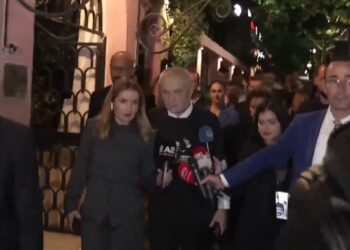 Meta vesh bluzën me mbishkrimin ‘lironi liderin e opozitës’: Berisha nuk është në arrest shtëpie, është në piedestal