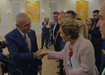 ‘O paskemi mysafire’/ Meta bën fakt përjashtimin, përqafon Elona Gurin e shtrëngon duart me gruan. Kryemadhi: Unë jam e shtëpisë këtu