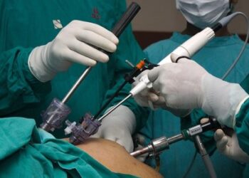 FOTO/ E pazakontë: Shokohen mjekët, i gjejnë një telefon në stomak pacientit shqiptar. U vu re pas vizitës në spital