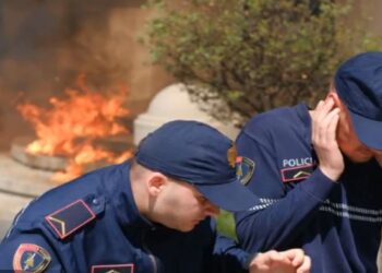 Sulmohet me molotovë Bashkia e Tiranës, protestuesit e Berishës e Metës thyejnë gardhin metalik