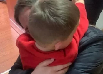 Zbulohen detaje për rrëmbimin e 3-vjeçarit, çfarë e detyroi gjyshen t’i japë fund arratisë: Qëndroi disa ditë te të afërmit në Kukës dhe…!