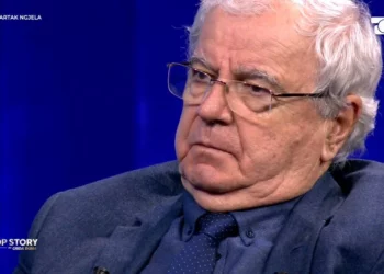 Rrëfimi i Ngjelës:  Enver Hoxha më thirri, u pendova që s’i shkova. Më thanë se do më vriste! I kalova poshtë shtëpisë, ai u ngrit në këmbë dhe…