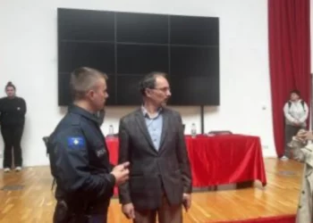 “Kanë ndërruar shkollën prej teje! Kush je ti?! Kërko falje na ke shkaktuar trauma”, nxënësit përballen me pedagogun që u pezullua për ngacmim seksual