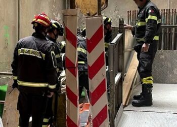 Bie nga disa metra lartësi në kantierin e ndërtimit, plagoset rëndë 18-vjeçari shqipta