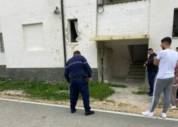 Nuk përgjigjej në telefon prej 3 ditësh, 60-vjeçari gjendet i pa jetë në banesën e tij në Berat