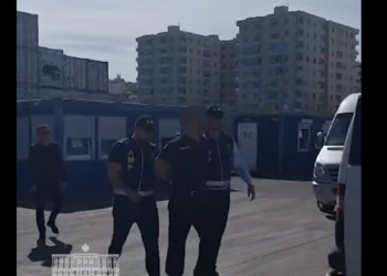 EMRI/ Lejoi trafikun e armëve nga Porti i Durrësit drejt Italisë, arrestohet polici i kufirit