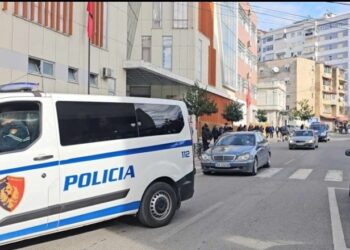 Emrat/ Morën ryshfet për një ndërtim pa leje, shpallen në kërkim kryeinspektori e inspektori i IMT Elbasan