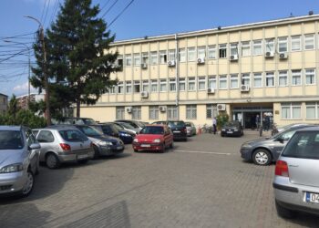 Dhëndri tenton të vrasë vjehrrin jashtë gjykatës në Kosovë. Policia jep detajet