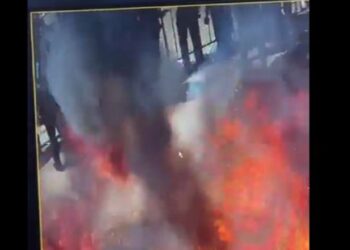 Protesta e Rithemelimit, Veliaj publikon videon: Polici shpëton veten dhe kolegët nga djegia, molotovi shpërthen në flakë para tyre. S’mund të  vazhdosh të djegësh…!