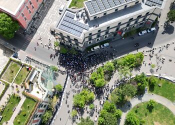 FOTO NGA DRONI / Këta janë protestuesit e Berishës dhe Metës që do të rrëzojnë Veliajn