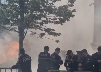 VIDEO/ Militantët e Berishës dhe Metës hedhin molotovë në drejtim të Bashkisë së Tiranës! Pamje kur efektivët ndërhyjnë për të shuar flakët