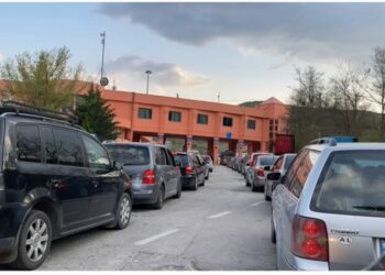 Fluks në pikën kufitare të Qafë Thanës, shqiptarët ‘dynden’ të kalojnë fundjavën në Maqedoninë e Veriut