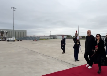 VIDEO/ Rama ndan pamje nga mbërritja në Paris: Moment historik në politikën tonë të jashtme