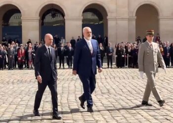 Ceremonia LIVE! Rama pritet në Paris me nderime ushtarake