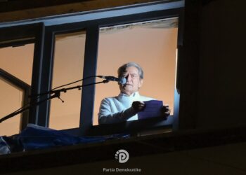 Berisha nga maja e ballkonit: Të shkojmë në qeveri teknike e zgjedhje të lira. T’i dalim përballë këtij regjimi e ta përmbysim