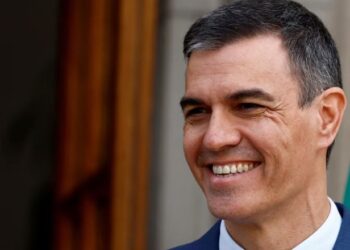 Reagimi/ Paralajmëroi dorëheqjen, mijëra protestues në Madrid i kërkojnë Sanchez të qëndrojë në detyrë