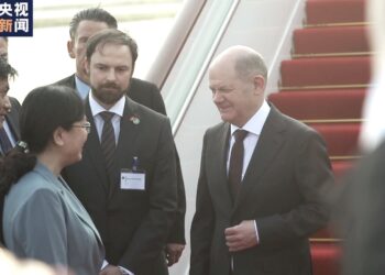 Olaf Scholz mbërrin në Chongqing në vizitën e tij të dytë zyrtare në Kinë